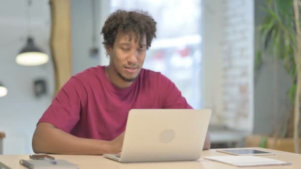 Молодой Африканский Человек Качает Головой Время Работы Над Ноутбуком — стоковое видео