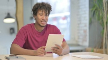 Genç Afrikalı Adam 'ın Tablet' te Çevrimiçi Video Sohbeti