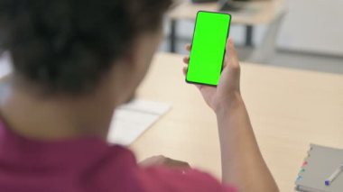 Genç Afrikalı Adam Yeşil Ekran ile Akıllı Telefon Kullanıyor