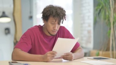 Ofisteki Belgeleri Okurken Genç Afrikalı Sinirlendi