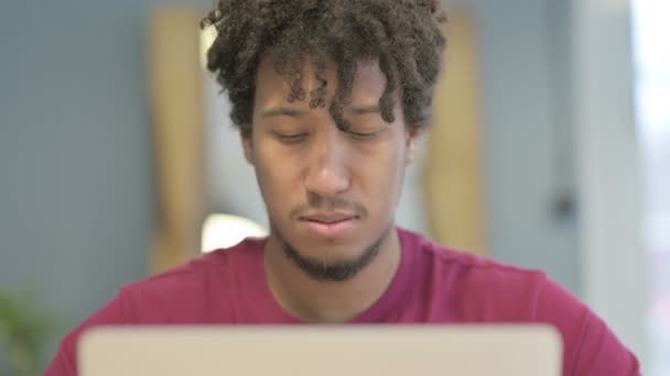 Κοντινό Πλάνο Του Young African Man Typing Στο Laptop Office — Αρχείο Βίντεο