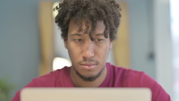 ラップトップで損失に反応する若いアフリカ人男性の閉鎖 — ストック動画