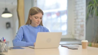 Ofiste Dizüstü bilgisayarda yazan Meşgul Genç Kadın