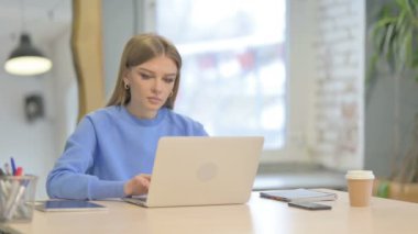 Laptop Kapandıktan sonra Genç Kadın Ofisten Çıkıyor