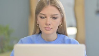 Dizüstü bilgisayarda Çalışan Genç Kadın Başparmaklarını Kapat