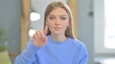 Kamerayı gösteren Genç Kadın 'ın Portresi