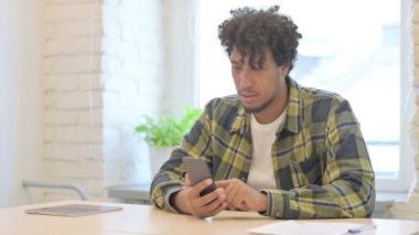 Genç Afrikalı Adam Smartphone 'da İnternet Taraması