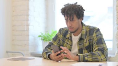 Genç Afrikalı Adam Akıllı Telefonla Kayıp 'a Tepki Veriyor