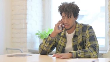 Ofiste Konuşan Genç Afrikalı Adam