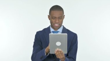 Genç Afrikalı İşadamı Beyaz Arkaplan Tabletinde Başarı Kutlaması