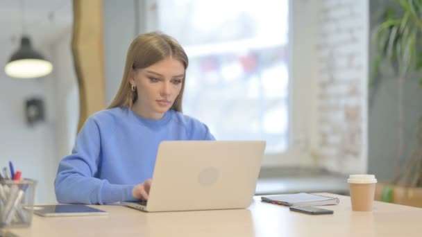 Νεαρή Γυναίκα Γιορτάζει Online Επιτυχία Στο Laptop Στο Γραφείο — Αρχείο Βίντεο