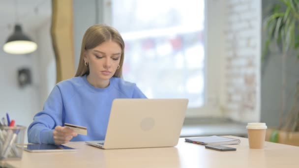 Νεαρή Γυναίκα Έχοντας Απευθείας Σύνδεση Αποτυχία Πληρωμής Στο Laptop — Αρχείο Βίντεο