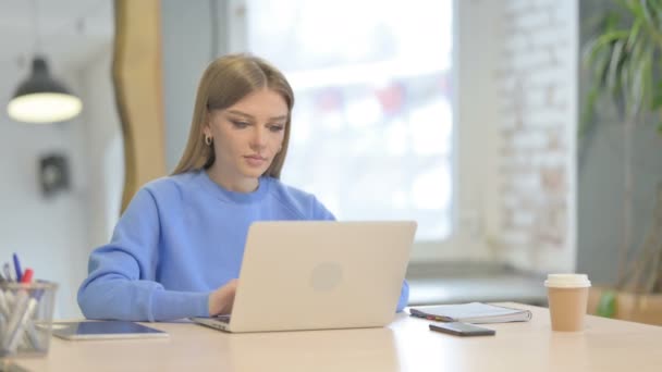 Polegares Para Cima Por Jovem Mulher Trabalhando Laptop — Vídeo de Stock