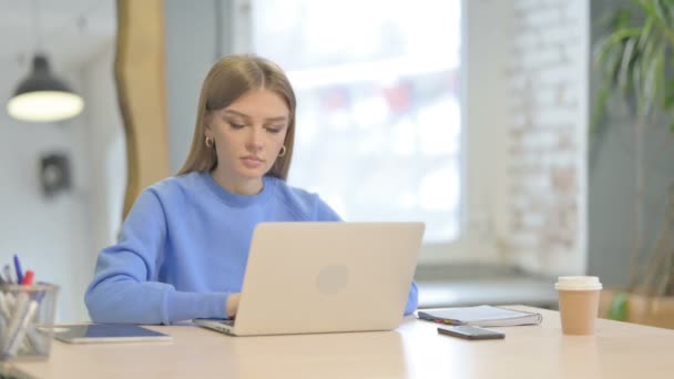 Молодая Женщина Качает Головой Отказе Время Работы Над Ноутбуком — стоковое видео