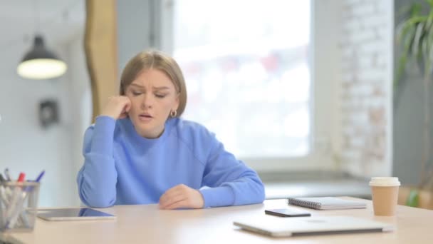 Wanita Muda Yang Malu Duduk Dalam Depresi Dan Kecemasan Kantor — Stok Video