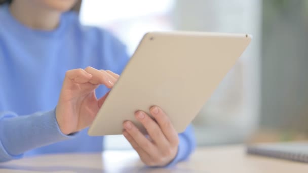 Κοντινό Πλάνο Της Νεαρής Γυναίκας Χρησιμοποιώντας Tablet Περιήγηση Στο Internet — Αρχείο Βίντεο
