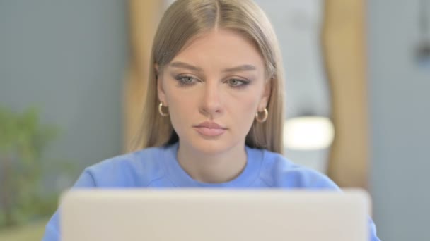 Close Młoda Kobieta Wpisując Laptopie Biurze — Wideo stockowe