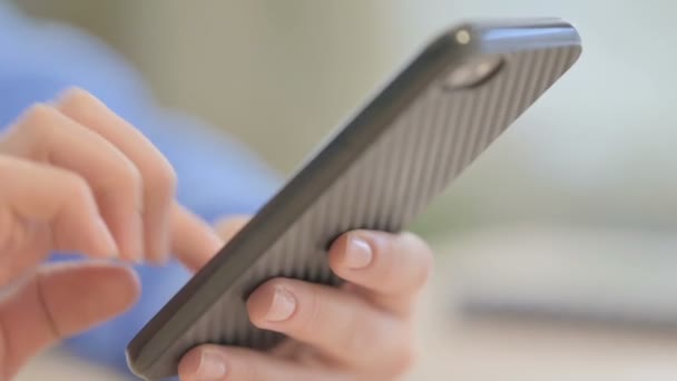 Κοντινό Πλάνο Του Γυναικείου Χεριού Χρησιμοποιώντας Smartphone Sms — Αρχείο Βίντεο