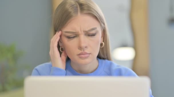 Close Young Woman Com Dor Cabeça Enquanto Trabalhava Laptop — Vídeo de Stock