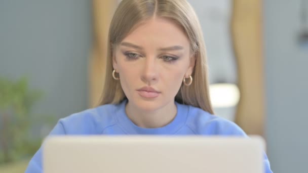 年轻女子在手提电脑上对遗失的反应特写 — 图库视频影像