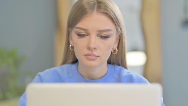 Zbliżenie Młoda Kobieta Patrząc Aparat Podczas Korzystania Laptopa — Wideo stockowe