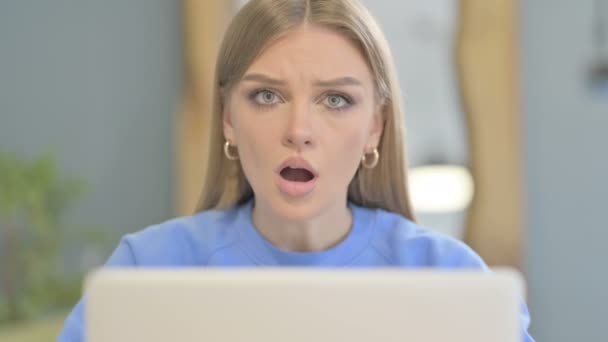 震惊的年轻女性在使用笔记本电脑时看着相机的特写 — 图库视频影像