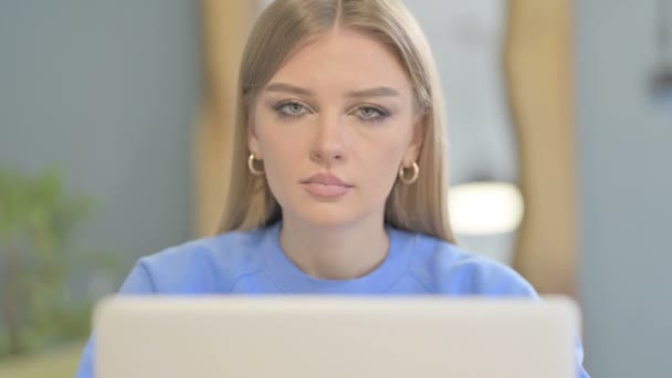 Zbliżenie Się Młoda Kobieta Wstrząsające Głowa Odrzucenie Podczas Pracy Laptopie — Wideo stockowe