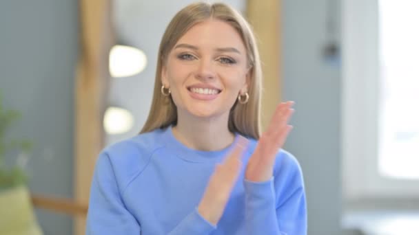 Portrait Young Woman Clapping Applauding Admire — Stock video