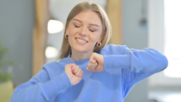 Νεαρή Γυναίκα Χορεύει Στην Χαρά Στο Δημιουργικό Γραφείο — Αρχείο Βίντεο