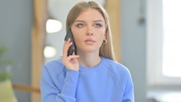 Νεαρή Γυναίκα Μιλάει Στο Τηλέφωνο Για Συζητήσουν Την Εργασία — Αρχείο Βίντεο