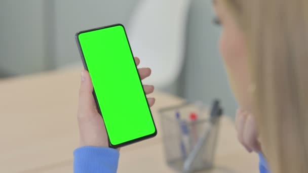 Νεαρή Γυναίκα Χρησιμοποιώντας Smartphone Πράσινη Οθόνη — Αρχείο Βίντεο