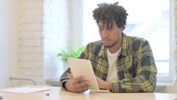 Jonge Afrikaanse Man Met Behulp Van Digitale Tablet Browsing Internet — Stockvideo
