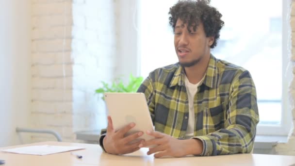 Διαδικτυακή Συνομιλία Βίντεο Στο Tablet Από Young African Man — Αρχείο Βίντεο