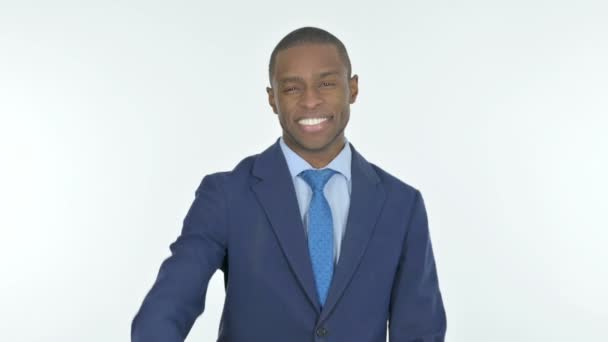 Молодой Африканский Бизнесмен Знаком Победы Белом Фоне — стоковое видео
