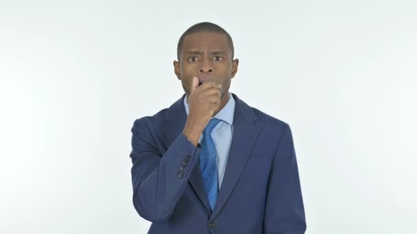 Zszokowany Młody Afrykański Biznesmen Białym Tle — Wideo stockowe