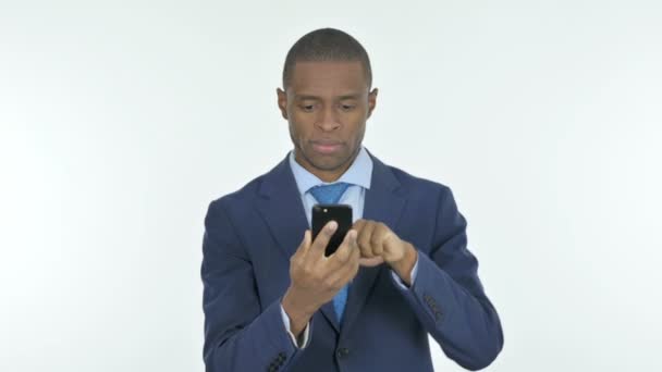 Νεαρός Αφρικανός Επιχειρηματίας Περιήγηση Smartphone Λευκό Φόντο — Αρχείο Βίντεο