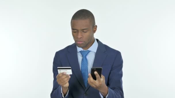 Молодой Африканский Бизнесмен Делает Покупки Интернете Смартфоне Белом Фоне — стоковое видео
