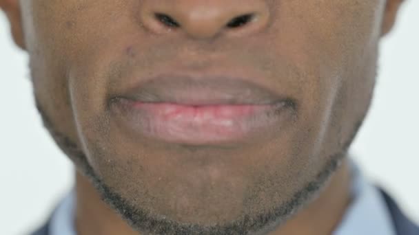 Großaufnahme Der Lächelnden Lippen Eines Jungen Afrikaners — Stockvideo