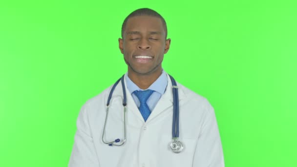 Χαμογελώντας Νεαρός Αφρικανός Γιατρός Πράσινο Φόντο — Αρχείο Βίντεο