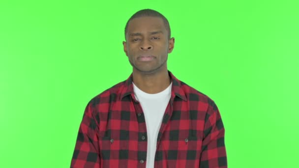 Allvarlig Ung Afrikansk Man Grön Bakgrund — Stockvideo