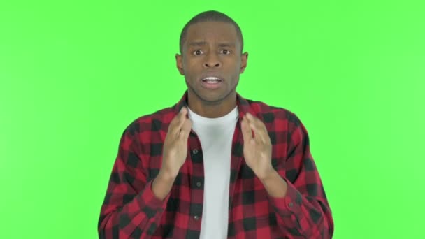 Zklamaný Mladý Afričan Reagující Ztrátu Zeleném Pozadí — Stock video