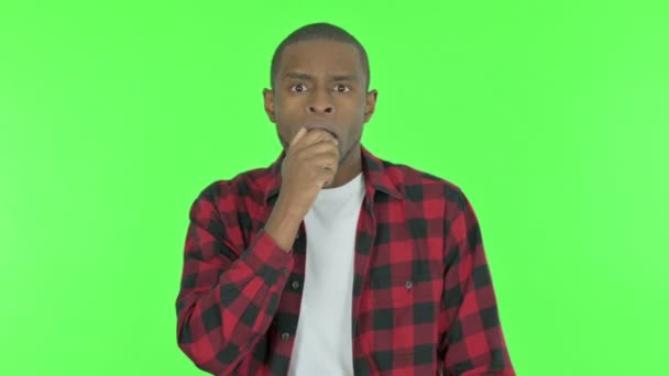 緑の背景に驚きを感じる衝撃的な若いアフリカ人男性 — ストック動画