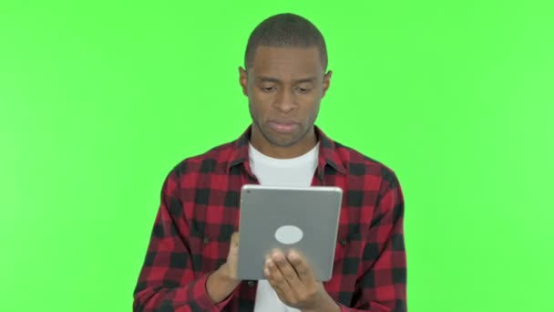 Mladý Afričan Pomocí Digitální Tablety Zeleném Pozadí — Stock video