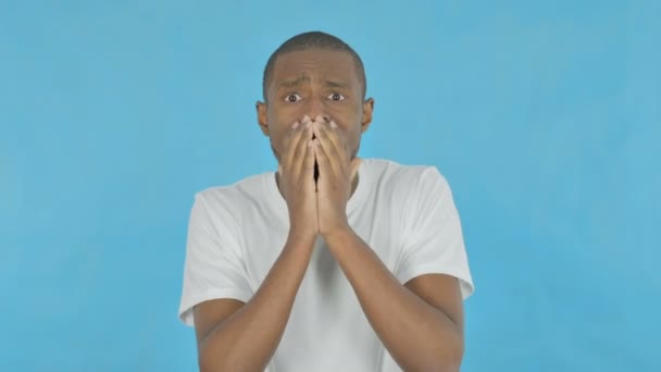 失望的非洲年轻人在蓝色背景下的失落感 — 图库视频影像
