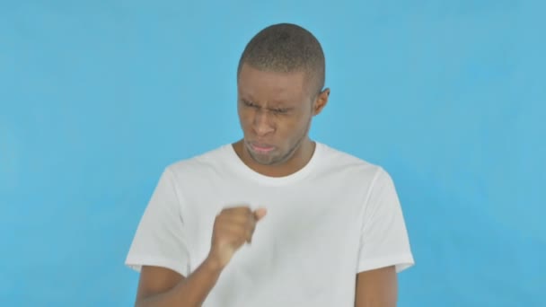 青の背景に若いアフリカ人男性を咳 — ストック動画