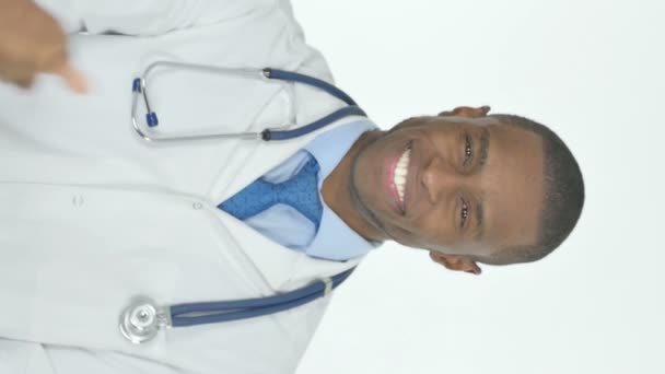 年轻非洲医生在白底背景下拍摄的拇指竖直影像 — 图库视频影像
