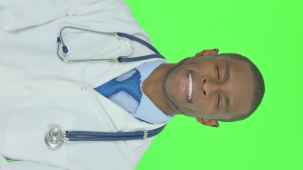 Вертикальне Відео Затвердження Дозволу Молодого Африканського Лікаря Зеленому Тлі — стокове відео