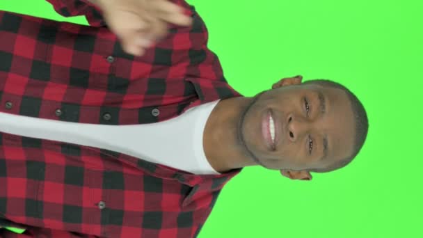 黄色の背景にOkサインを持つ若いアフリカ人男性の垂直ビデオ — ストック動画