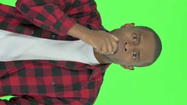 Vertical Video Shocked Young African Man Feeling Surprised Green Background — Stockvideo