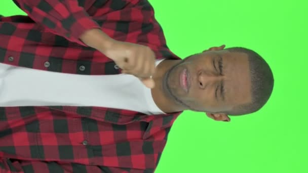 緑の背景に若いアフリカ人男性を咳の垂直ビデオ — ストック動画